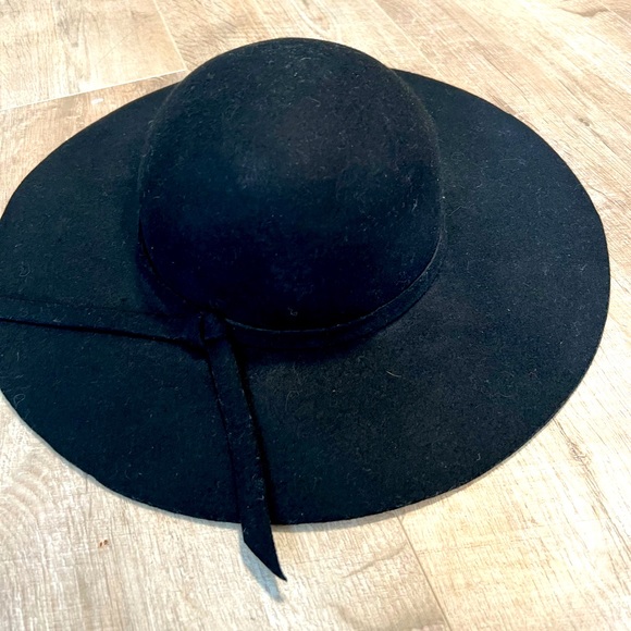 100% wool floppy hat never worn bought from local boutique. - Picture 2 of 3